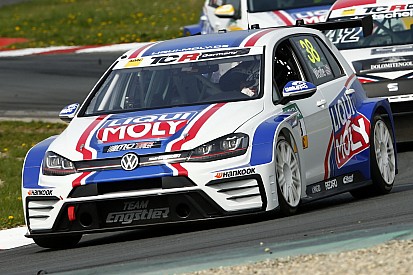 Ecatombe di penalità a Zandvoort, la vittoria di Gara 1 va a Wolfe