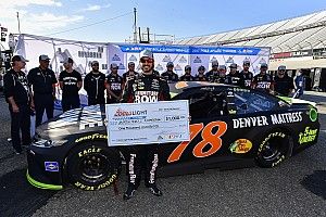 Truex regola Kyle Busch e si prende la pole a Dover