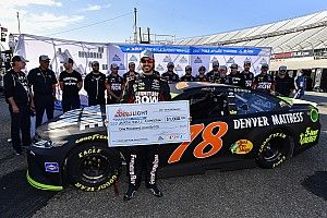 Truex regola Kyle Busch e si prende la pole a Dover