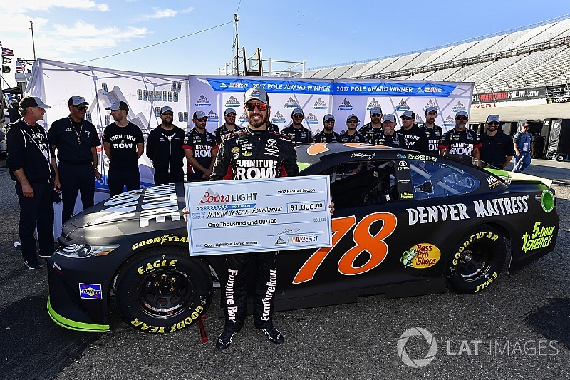 Truex regola Kyle Busch e si prende la pole a Dover