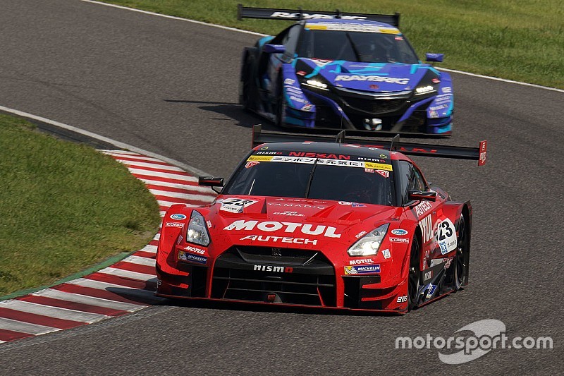Les voitures du Super GT en piste à Hockenheim
