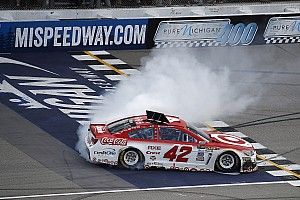 NASCAR: Michigan-Hattrick für Kyle Larson nach Killer-Restart