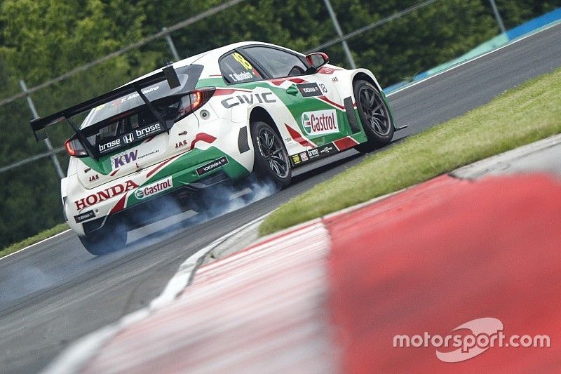 WTCC Hongarije: Monteiro wint sprintrace, Björk met lege handen