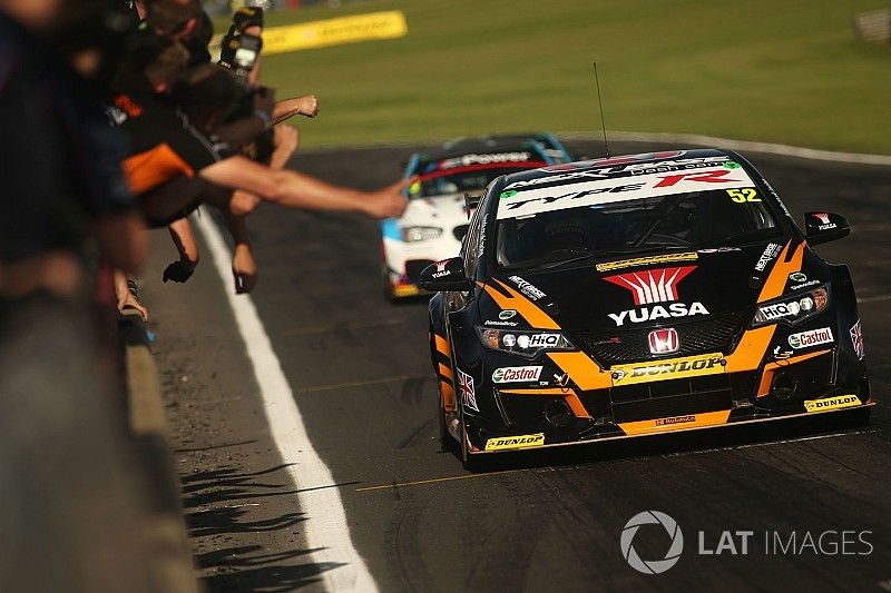 Gordon Shedden, Halfords Yuasa Racing Honda Civic Type R takes the win