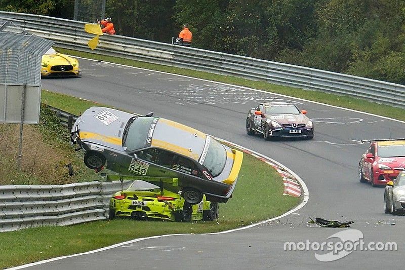 Unfall Kevin Estre, Matteo Cairoli, Manthey Racing, Porsche 911 GT3-R, Reiner Thomas, Manfred Schmitz, BMW 318is