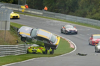 Fotostrecke: Der spektakuläre Porsche-BMW-Crash bei VLN 8
