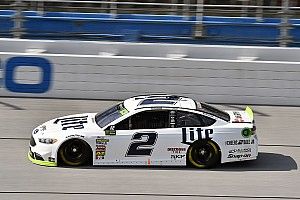 Finale incandescente a Talladega, vince Brad Keselowski