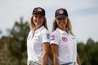 Una Peterhansel a bordo del coche el&eacute;ctrico del Dakar