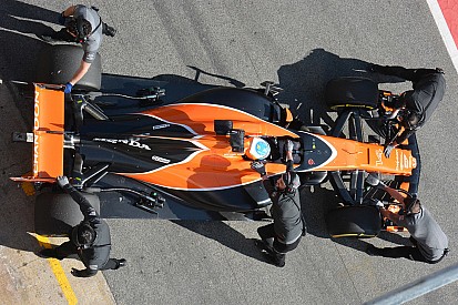 Photos - La McLaren MCL32 en piste à Barcelone