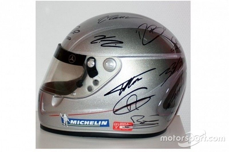 Capacete assinado por astros da F1 vai a leilão na internet