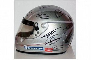 Capacete assinado por astros da F1 vai a leilão na internet