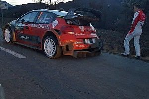 Meeke tamponato nel trasferimento, è fuori dal Monte-Carlo!
