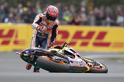 Après deux chutes, Márquez admet qu'un podium "serait un grand résultat"