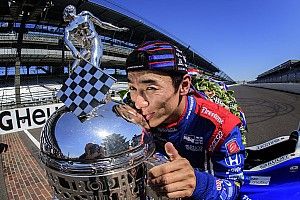 Сато провез по Японии трофей за победу в Indy 500