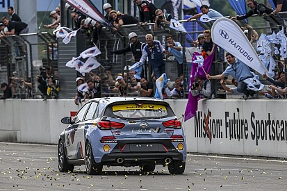 La Hyundai i30 N completa con successo i test alla 24h del Nürburgring