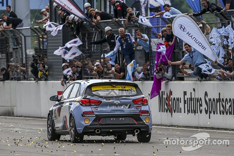 La Hyundai i30 N completa con successo i test alla 24h del Nürburgring