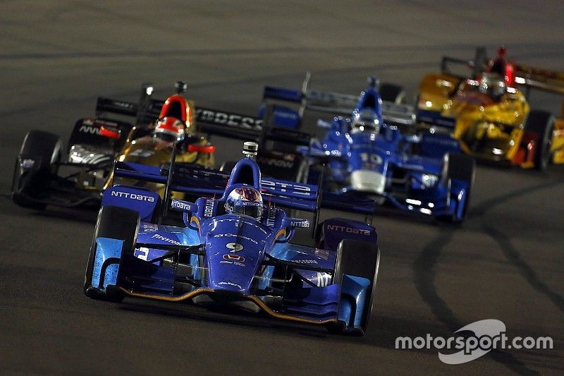 Scott Dixon, Chip Ganassi Racing Honda, James Hinchcliffe, Schmidt Peterson Motorsports Honda, Tony Kanaan, Chip Ganassi Racing Honda scrub tires before a restart