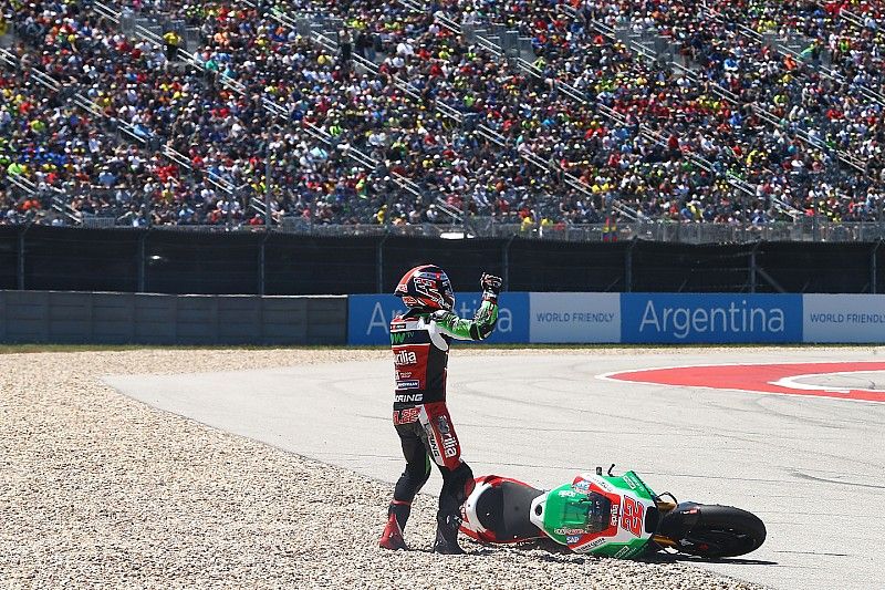 Взаимные упреки и угроза увольнения. Что происходит у Лоуса с Aprilia?