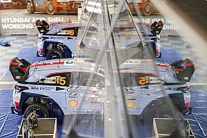 Neuville et Sordo dans le jardin de Hyundai