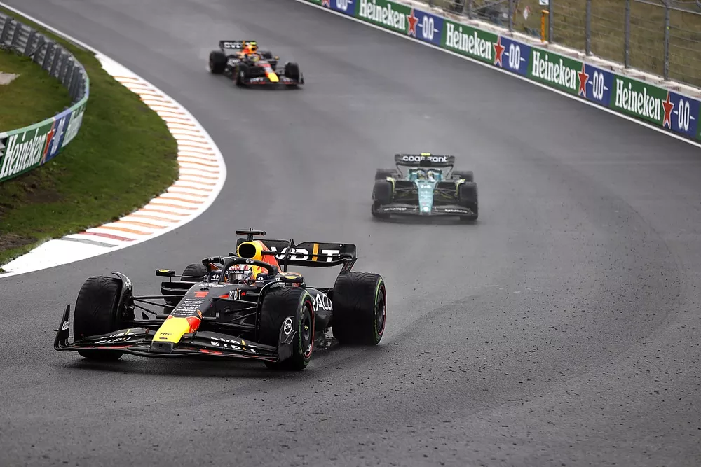 Max Verstappen, Red Bull Racing RB19, lidera Fernando Alonso, Aston Martin AMR23, y Sergio P&eacute;rez, Red Bull Racing RB19.