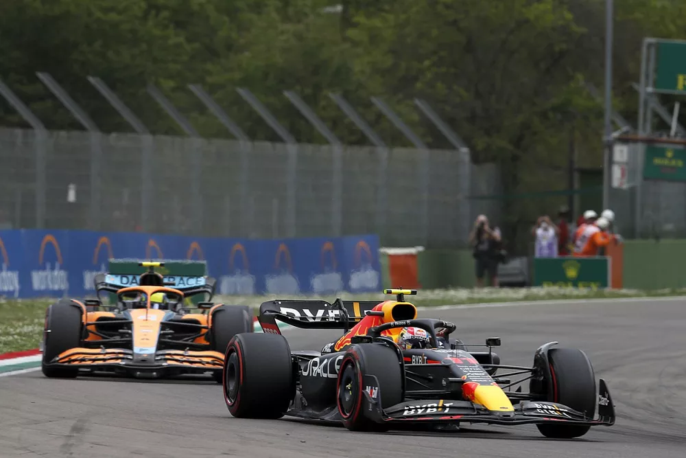 Sergio Perez, Red Bull Racing RB18, Lando Norris, McLaren MCL36