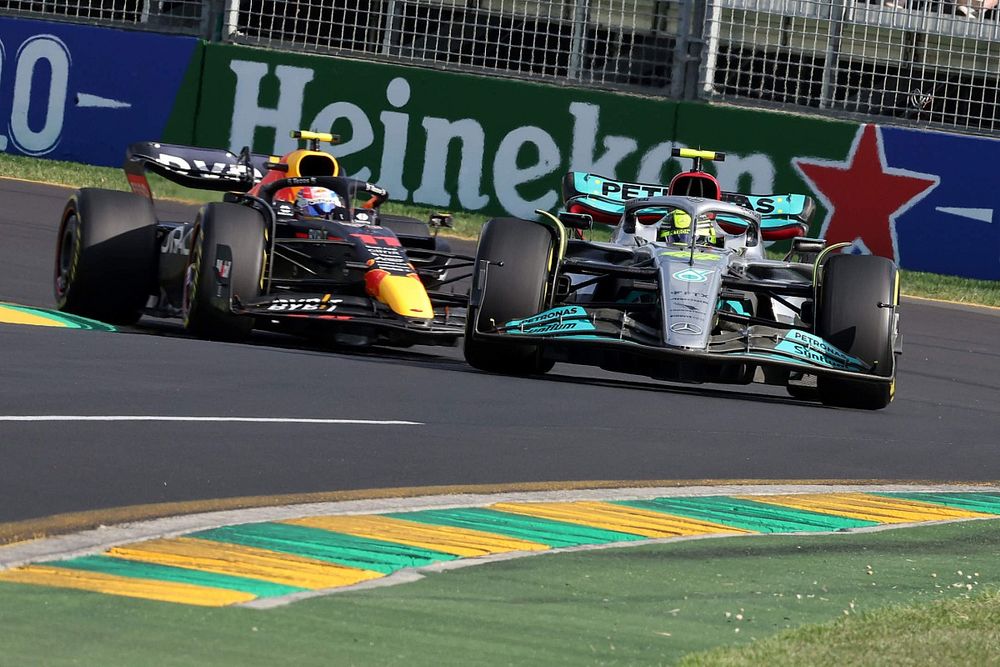 Lewis Hamilton, Mercedes W13, Sergio Pérez, Red Bull Racing RB18