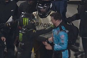 VÍDEO: Pilotos brigam após prova da NASCAR em Martinsville