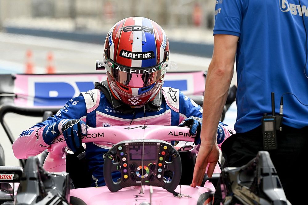 Vídeo: el Alpine A522 deja tirado a Ocon en Bahrein tras un nuevo problema