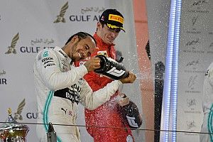 Ferrari deixa Leclerc na mão, e vitória cai 'no colo' de Hamilton no GP do Bahrein