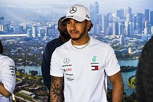 Hamilton ayuda contra los incendios de Australia... ¡y es criticado!