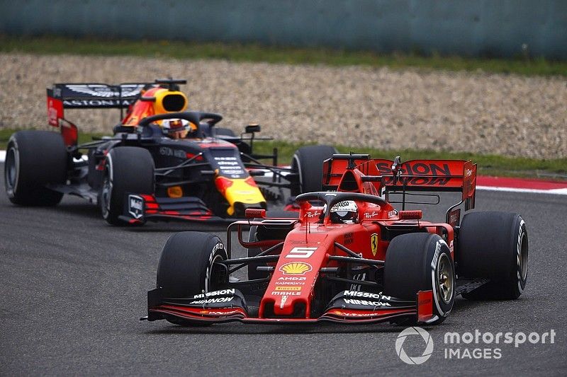 Sebastian Vettel, Ferrari SF90, voor Max Verstappen, Red Bull Racing RB15