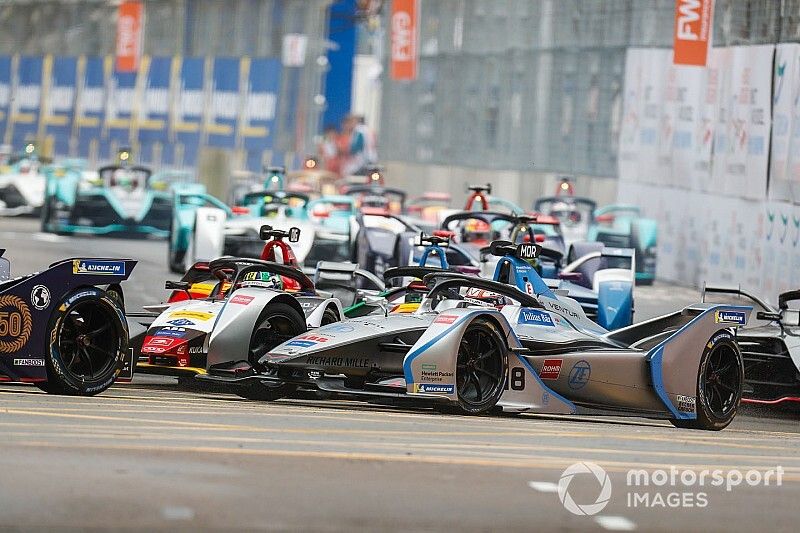 Edoardo Mortara, Venturi Formula E, Venturi VFE05 on the outside of Lucas Di Grassi, Audi Sport ABT Schaeffler, Audi e-tron FE05 at the start