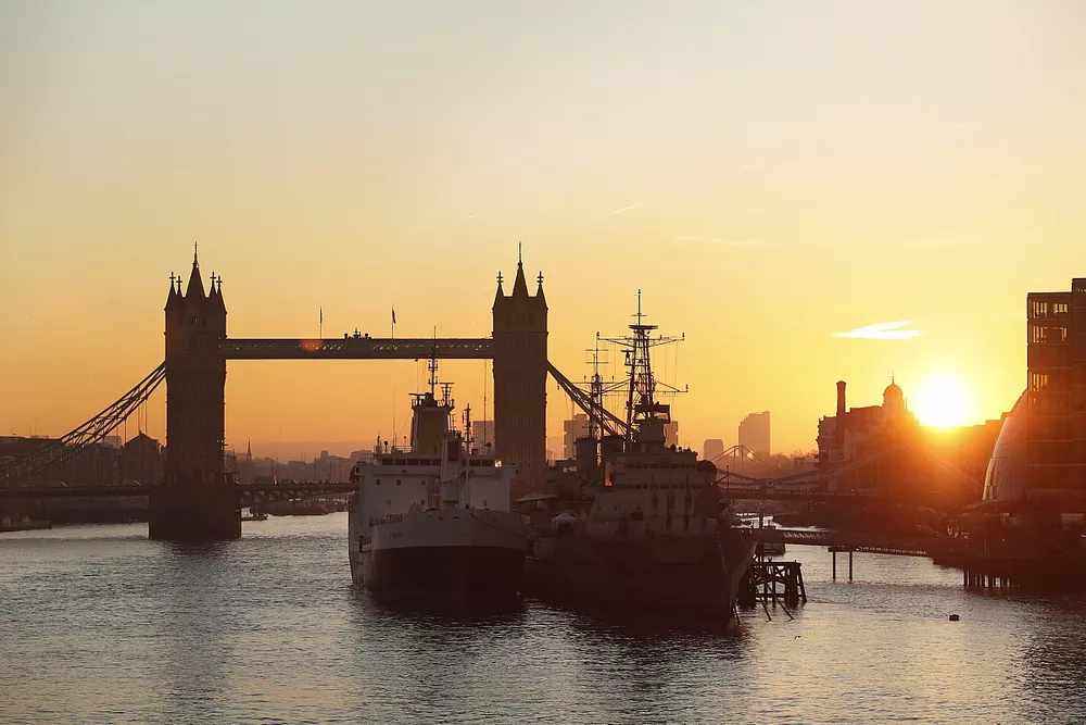 De drijvende Extreme E paddock an RMS St Helena in Londen