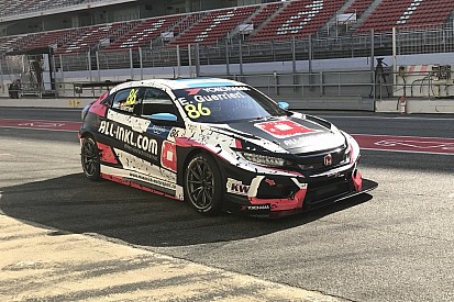 Test WTCR Barcellona, Giorno 1: a metà mattina c'è Guerrieri davanti alla Alfa Romeo di Ceccon