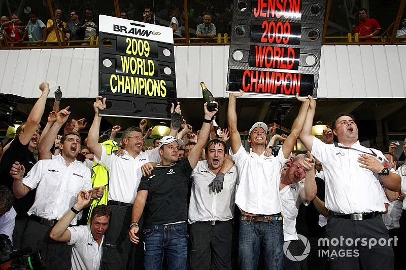 Rubens Barrichello, Jenson Button y el equipo Brawn GP celebran