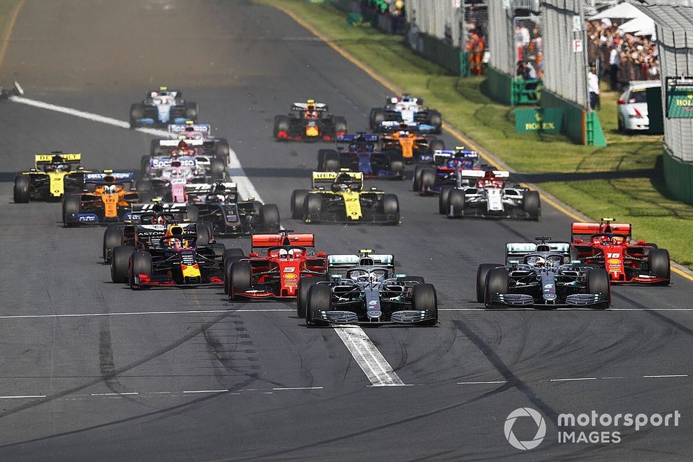 Valtteri Bottas, Mercedes AMG W10, voor Lewis Hamilton, Mercedes AMG F1 W10, Sebastian Vettel, Ferrari SF90, Charles Leclerc, Ferrari SF90, Max Verstappen, Red Bull Racing RB15, en de rest bij de start