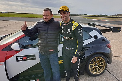 Daniel Ricciardo ha provato la Renault TCR a Bedford