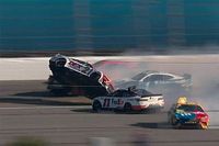 VIDEO: Burton levanta vuelo en un choque en Daytona 500