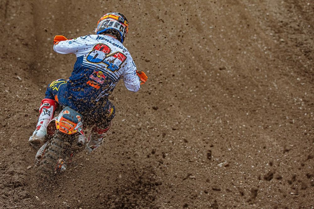 Herlings komt nipt tekort na waanzinnige inhaalrace, straf Gajser