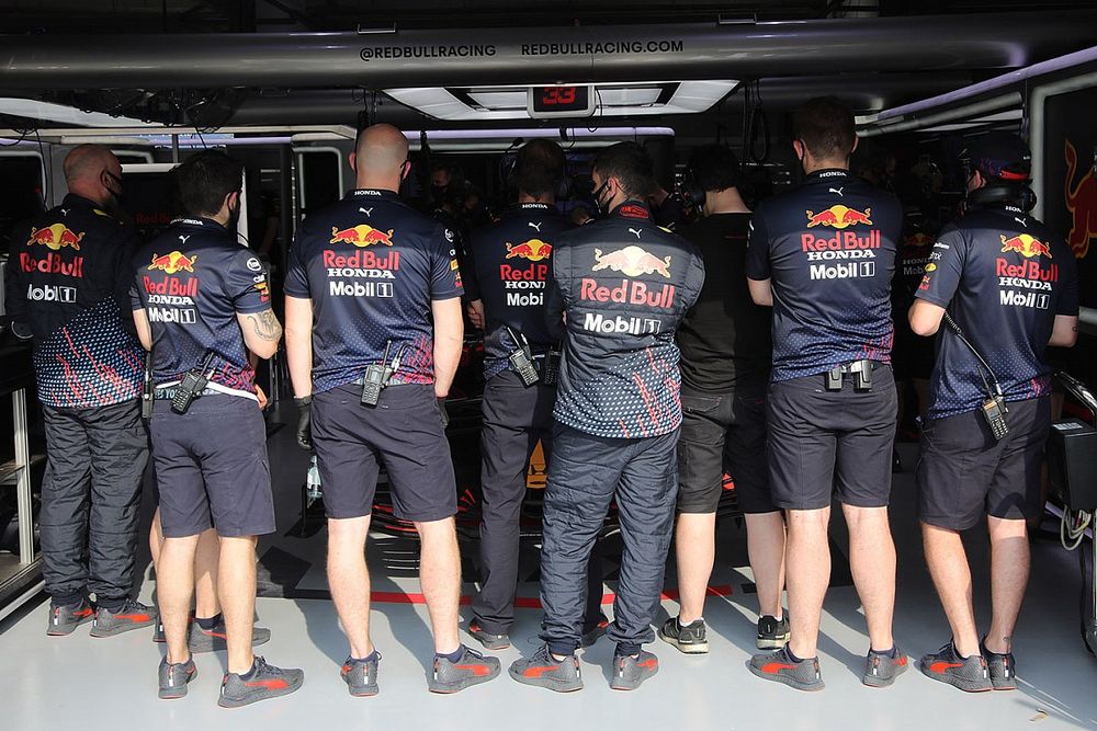 The photos that offer clues to Red Bull’s rear wing problems