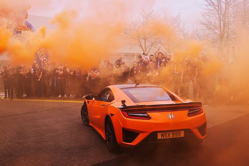 Milton Keynes kleurt oranje: Verstappen onthaald bij fabriek Red Bull