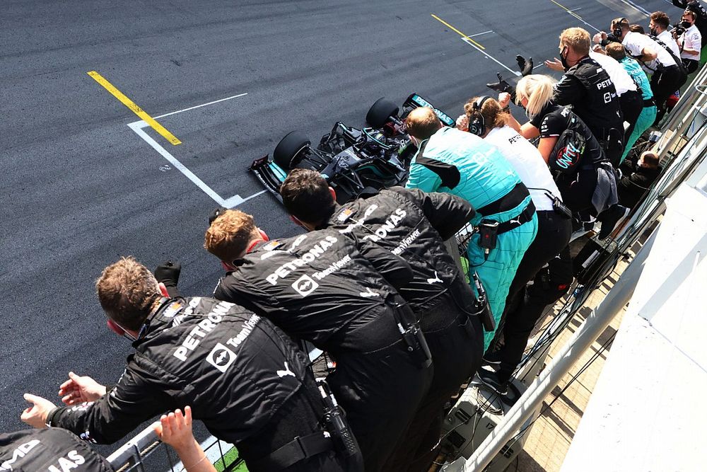 Het team van Mercedes viert de overwinning van Lewis Hamilton, Mercedes W12