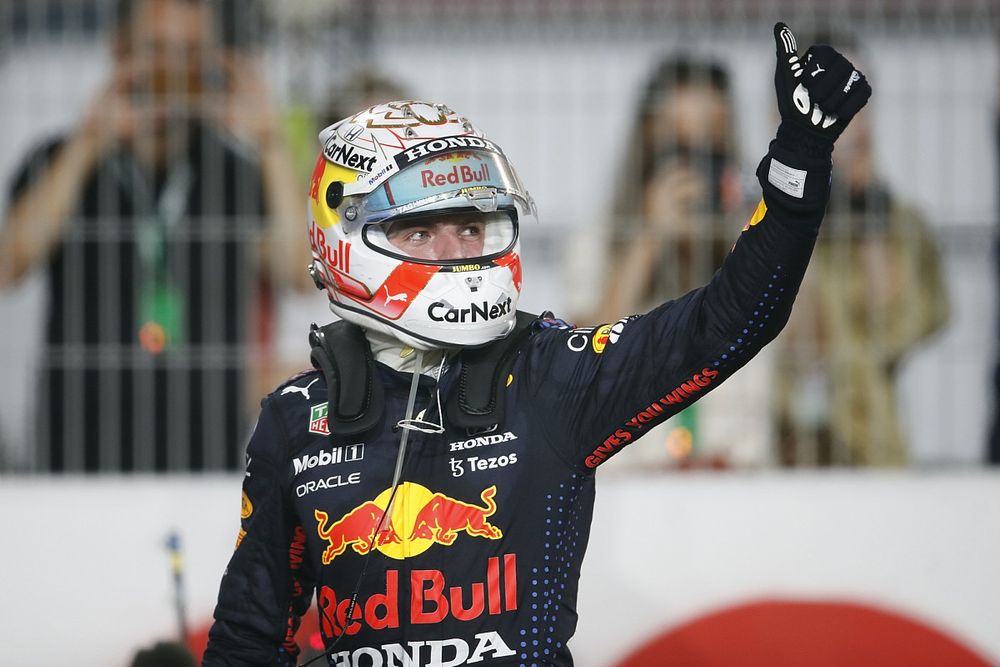 Max Verstappen, Red Bull Racing, 2e positie, geeft een duim omhoog vanaf Parc Ferme