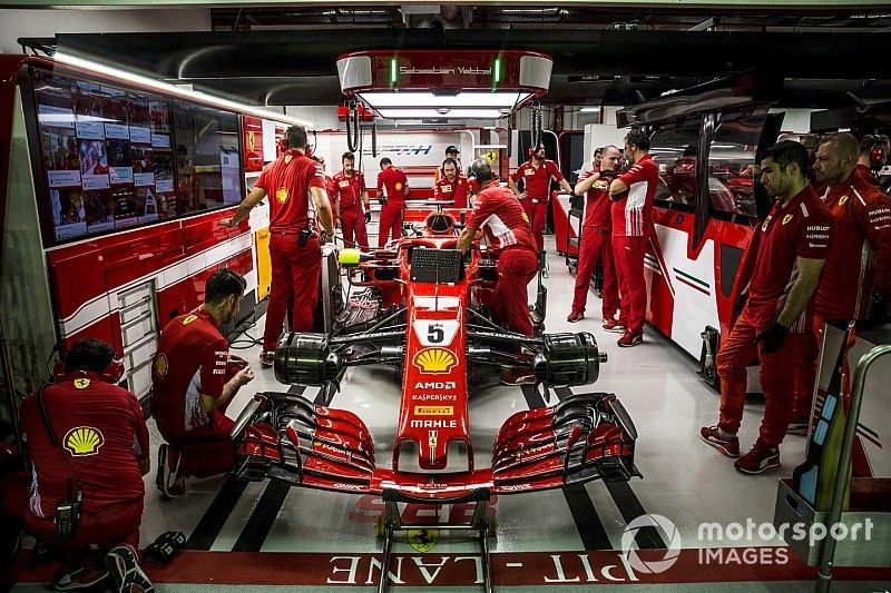Vettel-dominancia a Szingapúri Nagydíj utolsó szabadedzésén a Ferrarival