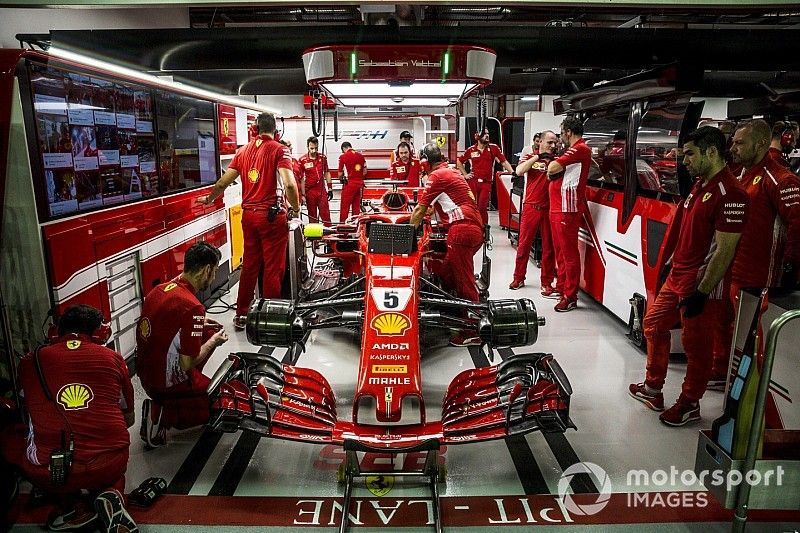 Sebastian Vettel, Ferrari SF71H, nel garage 