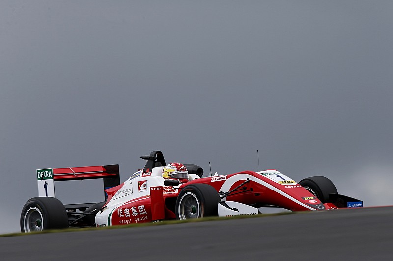 FIA F3 Hockenheim: Zhou galibiyete uzandı, Ticktum 5.