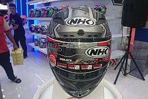 Ragam model helm replika Karel Abraham