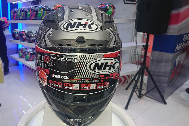 Ragam model helm replika Karel Abraham