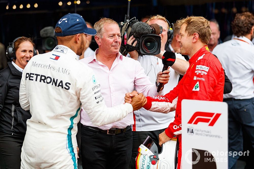 Lewis Hamilton, Mercedes AMG F1 e Sebastian Vettel, Ferrari, nel parco chiuso con Martin Brundle, Sky TV