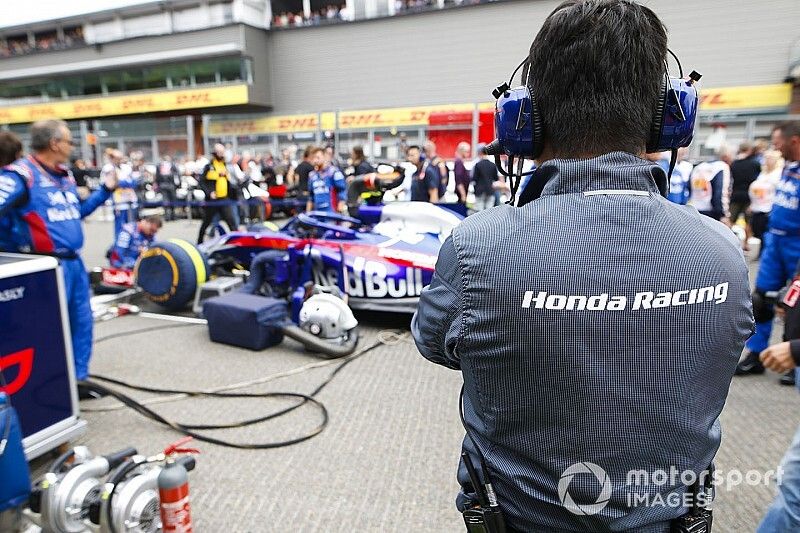 Des ingénieurs Toro Rosso Honda sur la grille